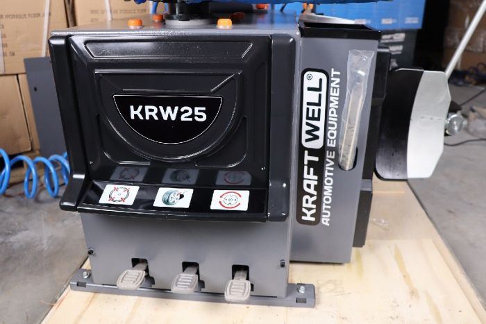 Шиномонтажный станок легковой KraftWell KRW25T, полуавтоматический, 380В, до 26", двухскоростной