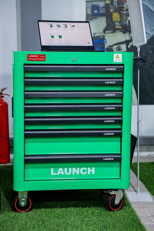 Тележка инструментальная Launch TTH-84, закрытая, 7 ящиков, с набором электроизолированных инструментов