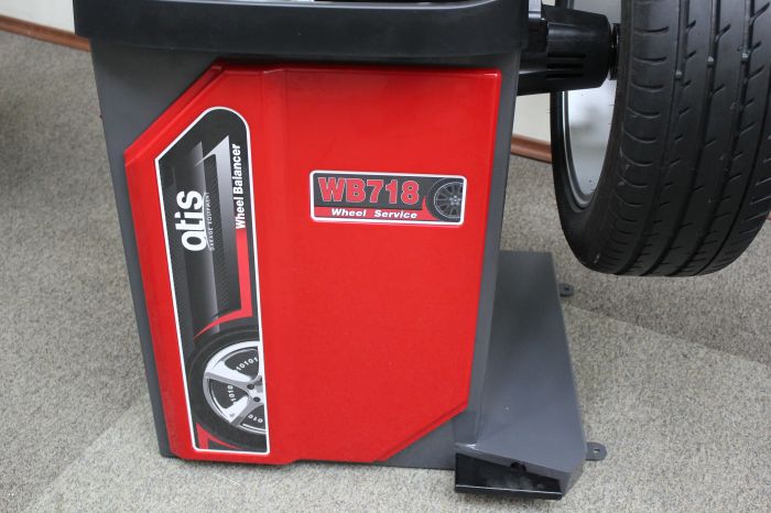 Балансировочный станок Atis WB718, легковой, полуавтоматический, 220В