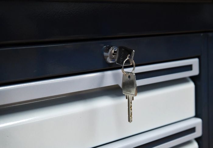 Верстак слесарный Верстакофф MCN 1552.S77.1-2, 2 тумбы с дверцами, с дв. экраном