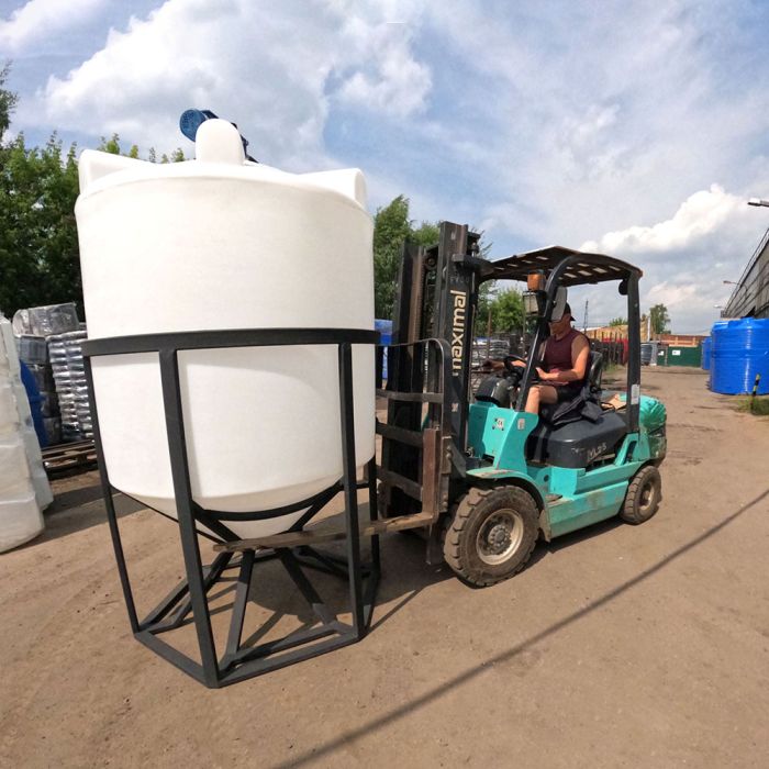 Емкость конусообразная Polimer-Group K 2000, в обрешетке, 2000л, с лопастной мешалкой