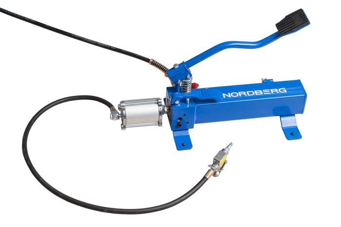 Подъемник для мото и квадроциклов 680 кг NORDBERG N4M4, пневмогидравлический ножной