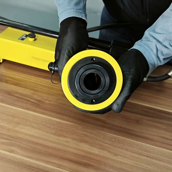 Цилиндр гидравлический 20 тонн CAR-TOOL CT-3439, с полым штоком, 100мм