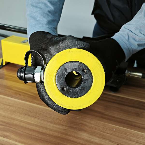 Цилиндр гидравлический 20 тонн CAR-TOOL CT-3439, с полым штоком, 100мм