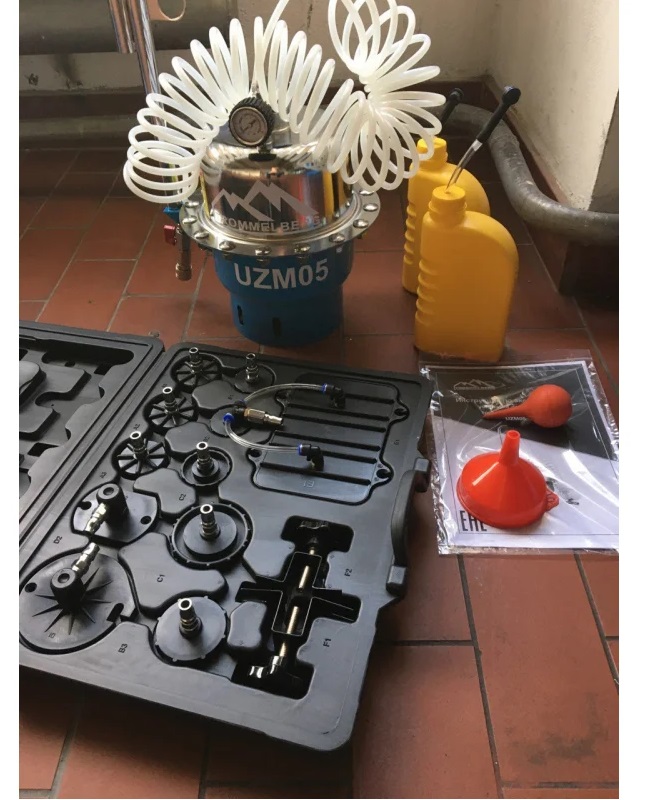 Приспособление для замены тормозной жидкости Trommelberg UZM05, 5 литров