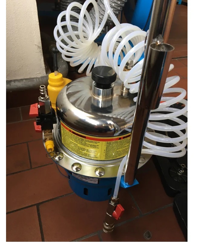 Приспособление для замены тормозной жидкости Trommelberg UZM05, 5 литров